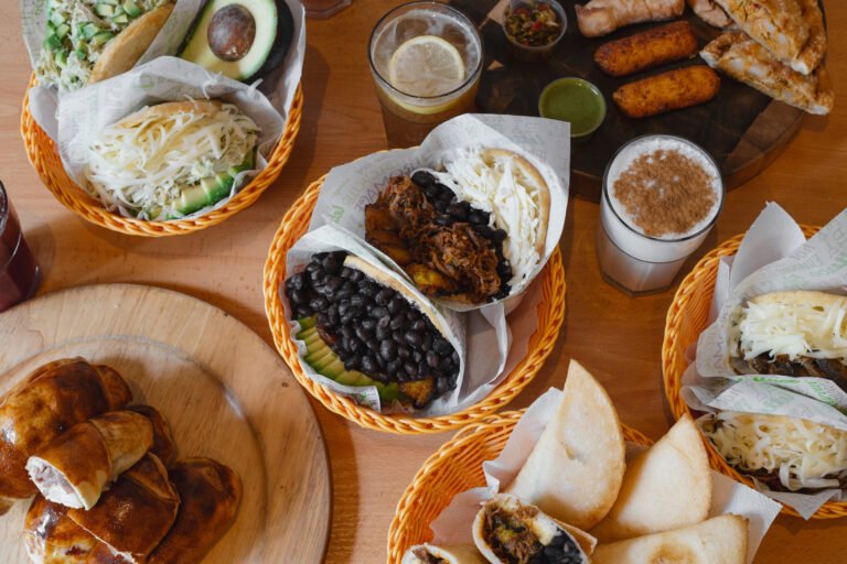 Arepas: Historia, Ingredientes, Tipos y Armonías