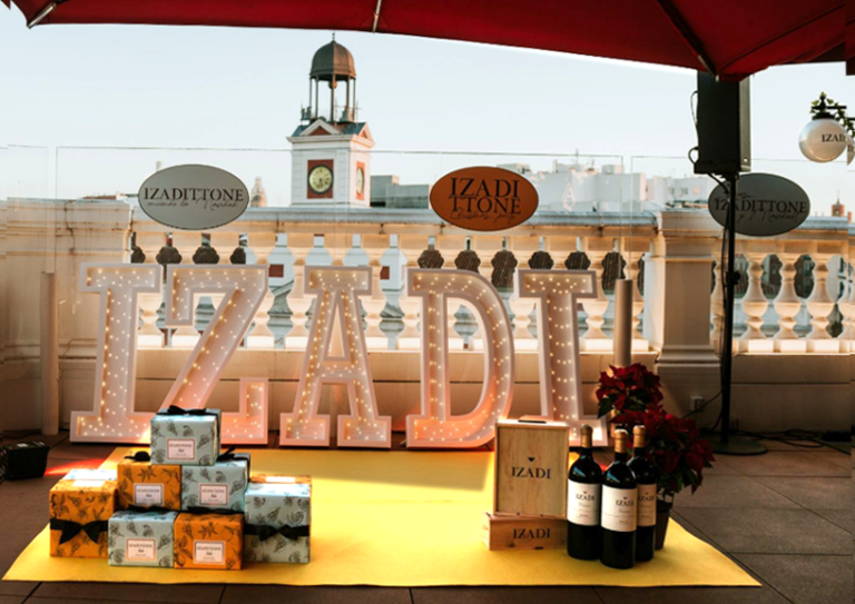 Encendemos la Navidad, luces, vinos e Izadittone