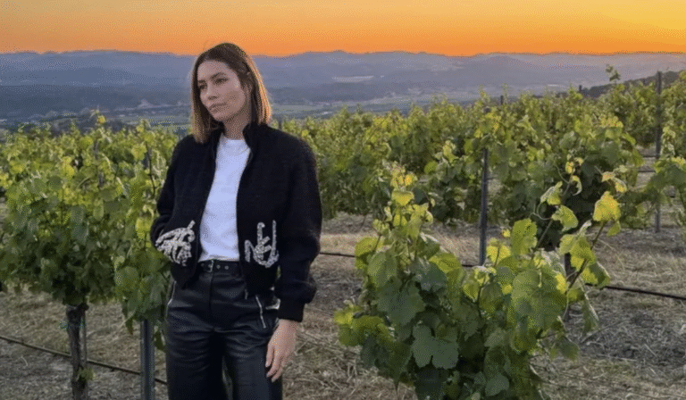 Prophet & Poet, cuando Jessica Biel se metió en una botella (y no era de perfume)